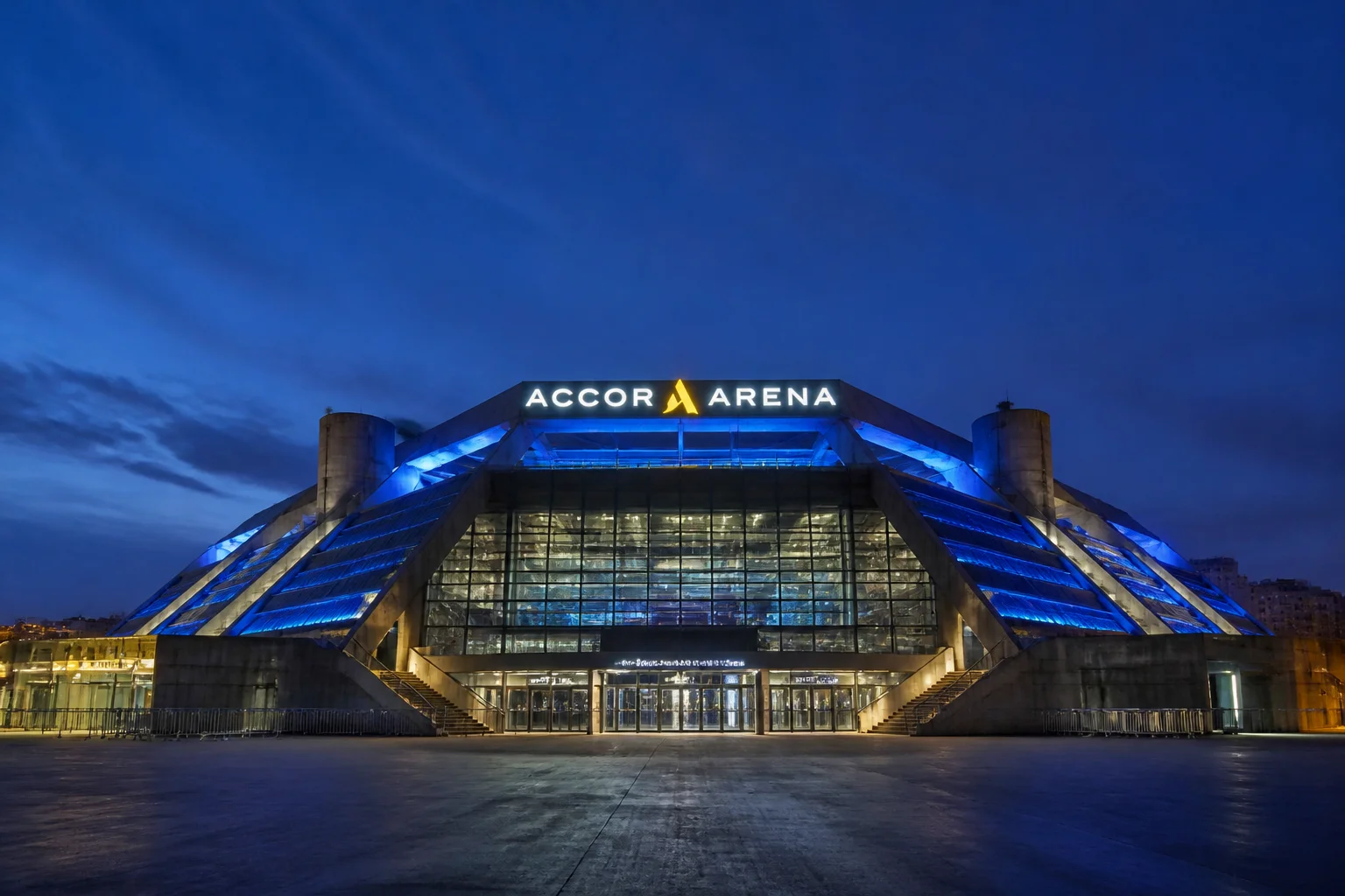 Vue extérieure de l'Accor Arena de Bercy au crépuscule
